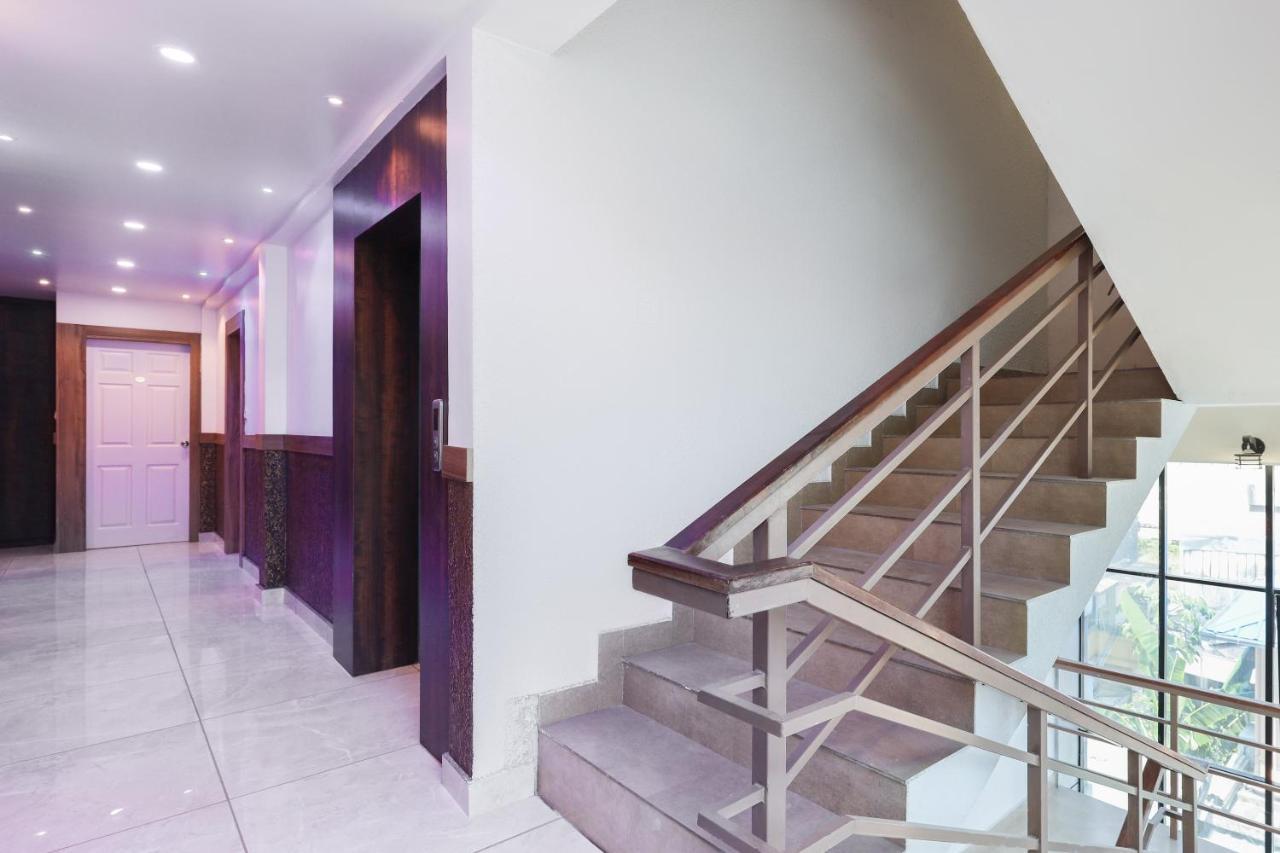 Capital O 71307 Feathers Hotel Kochi Ngoại thất bức ảnh