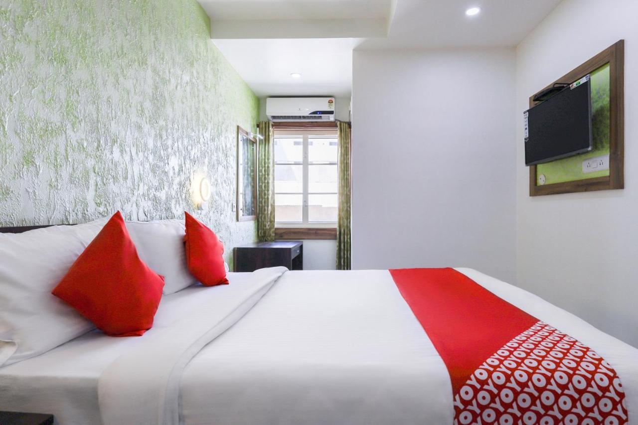 Capital O 71307 Feathers Hotel Kochi Ngoại thất bức ảnh