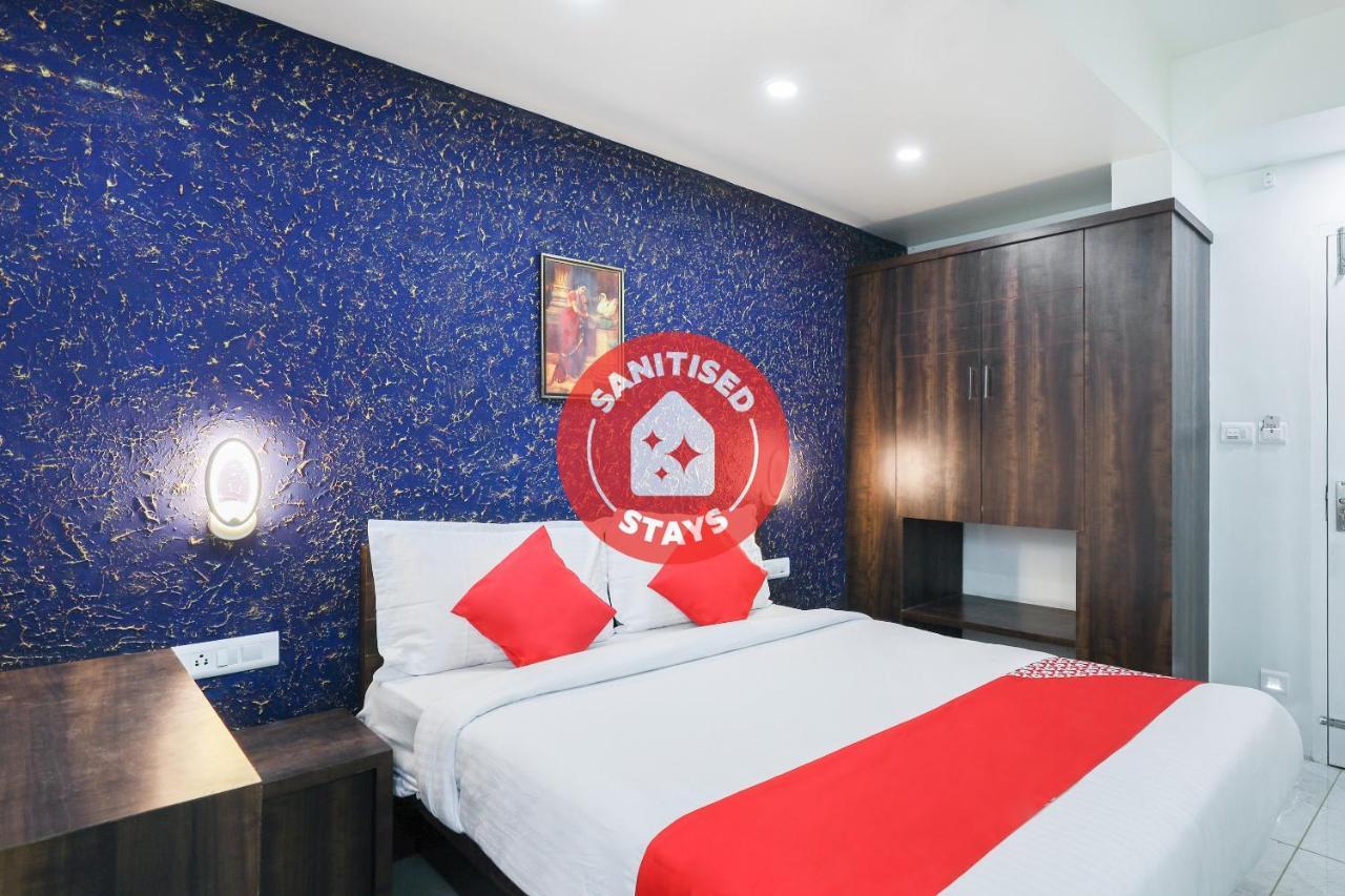 Capital O 71307 Feathers Hotel Kochi Ngoại thất bức ảnh