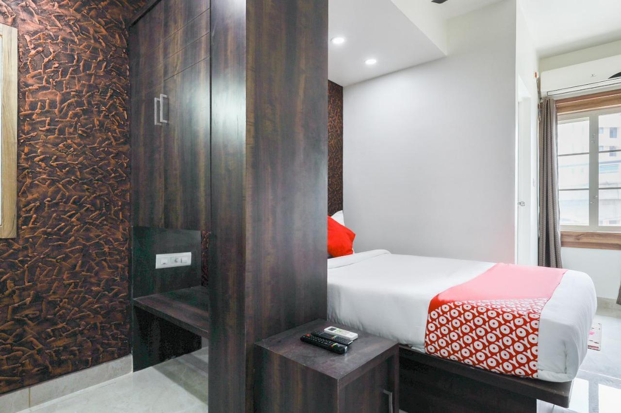 Capital O 71307 Feathers Hotel Kochi Ngoại thất bức ảnh