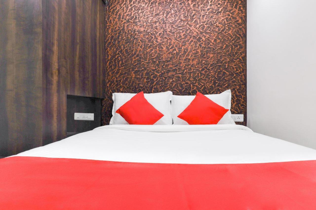 Capital O 71307 Feathers Hotel Kochi Ngoại thất bức ảnh
