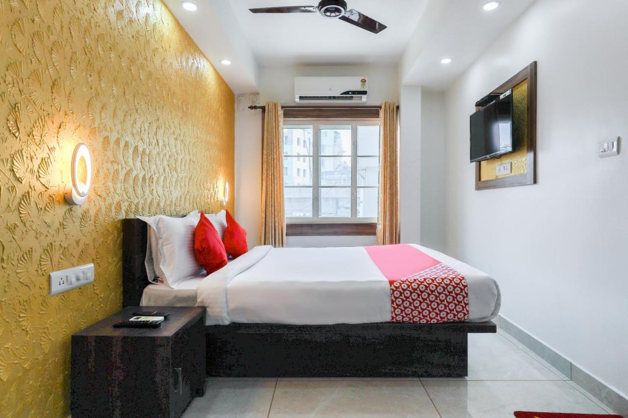 Capital O 71307 Feathers Hotel Kochi Ngoại thất bức ảnh