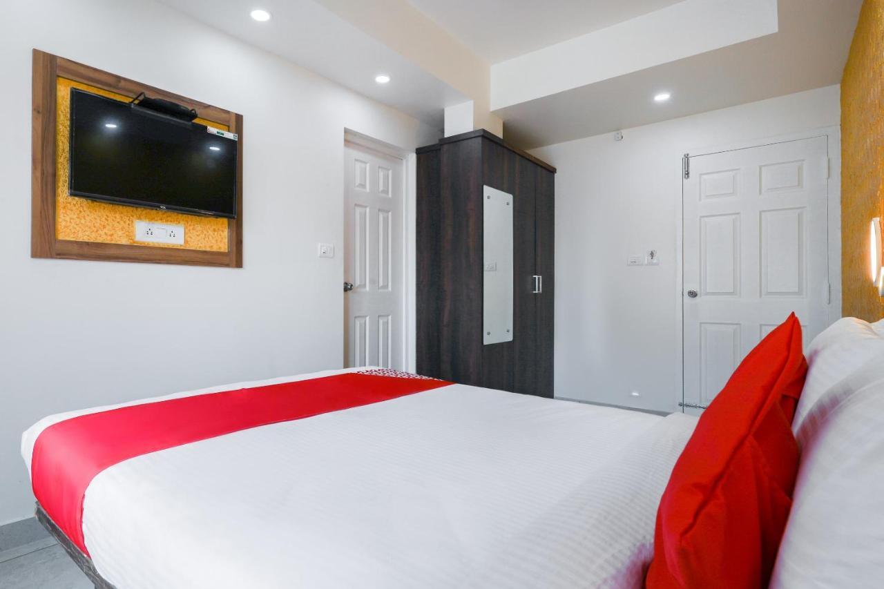 Capital O 71307 Feathers Hotel Kochi Ngoại thất bức ảnh