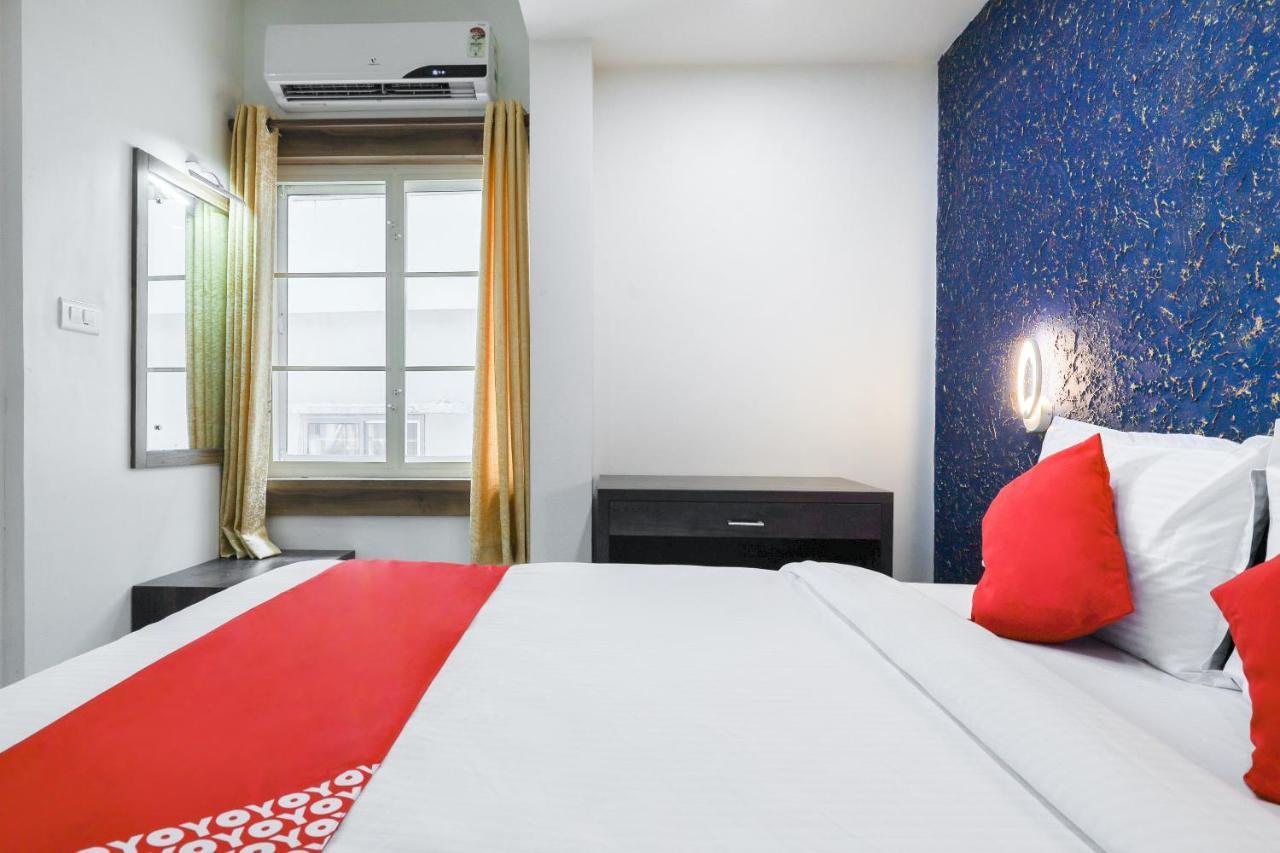 Capital O 71307 Feathers Hotel Kochi Ngoại thất bức ảnh