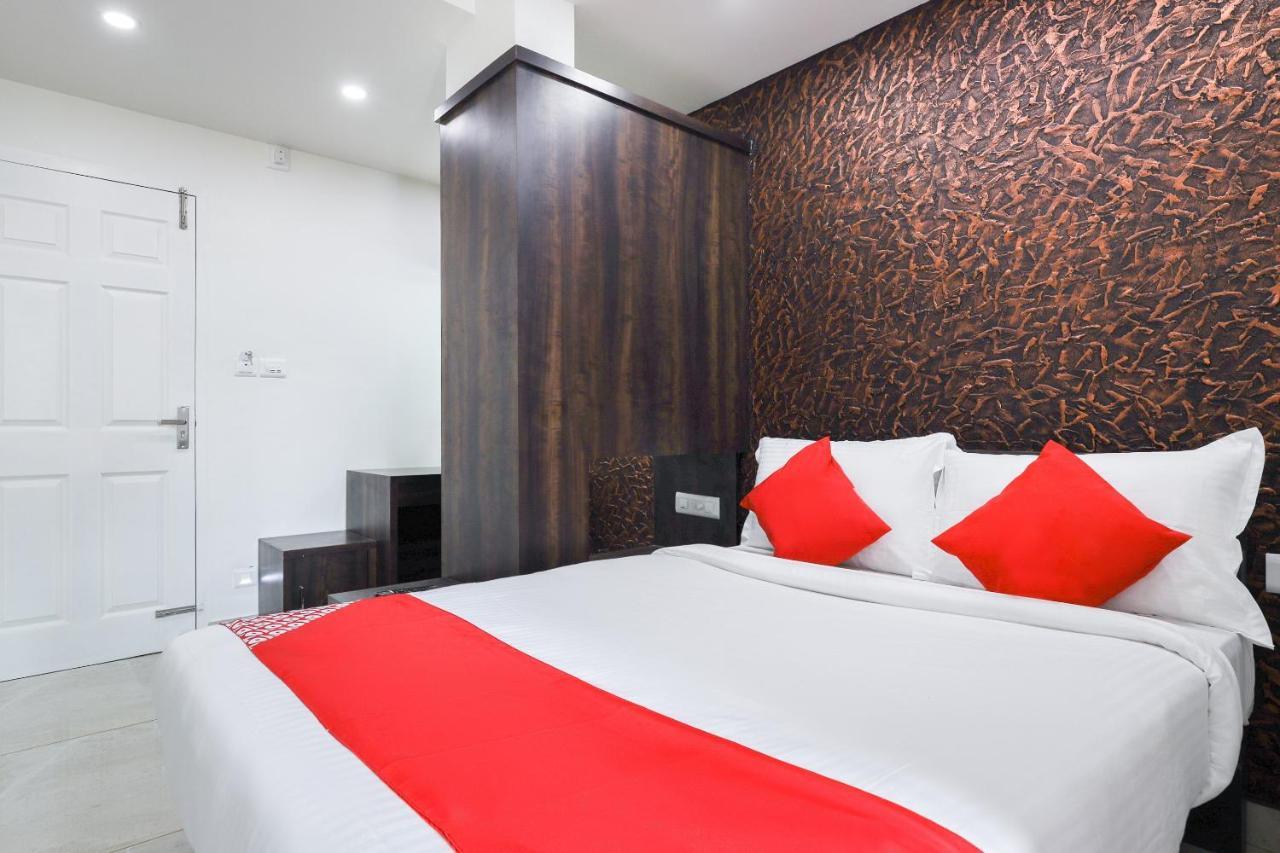 Capital O 71307 Feathers Hotel Kochi Ngoại thất bức ảnh